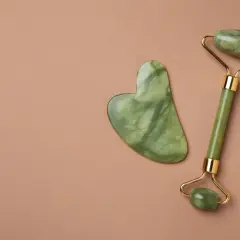 Zielony kamień gua sha i roller do twarzy. Zastanawiasz się, jaki kamień gua sha wybrać?