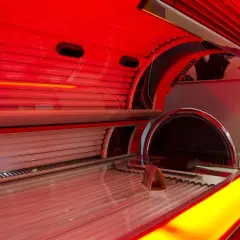 Nowoczesne solarium w czerwonym świetle. Czy solarium jest szkodliwe? Warto zastanowić się nad ryzykiem.