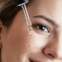 Kropla kwasu mlekowego na twarz, pielęgnacja dla promiennej cery.
