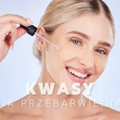Uśmiechnięta kobieta aplikuje kroplę serum z pipety. To kwasy na przebarwienia, które pomogą uzyskać gładką cerę.