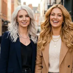 Dwie kobiety na ulicy. Jedna z platynowymi włosami, druga z ciepłym blondem dla kogoś, kto lubi klasykę.