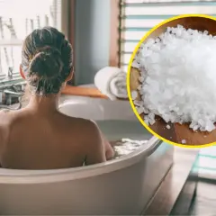 Relaks w wannie z solą Epsom, czyli siarczanem magnezu, dla ukojenia mięśni.