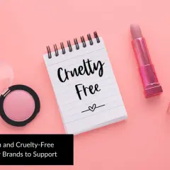 Różowy róż, błyszczyk i szminka na pastelowym tle. Notatnik z napisem "Cruelty Free" podkreśla, że to kosmetyki nietestowane na zwierzętach.