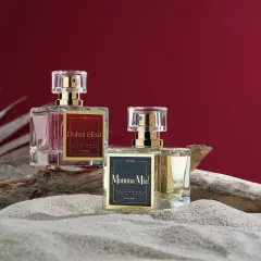 Dwa flakoniki perfum z feromonami na piasku. Czy perfumy z feromonami działają? Zobacz "Dubai Elixir" i "Mamma Mia!".