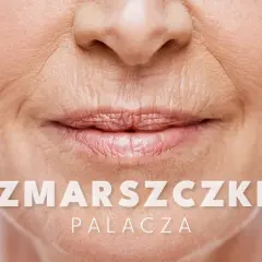 Zbliżenie na usta i nos kobiety, widoczne głębokie zmarszczki na policzkach, świadectwo przeżytych lat.