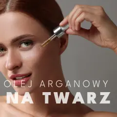 Kobieta aplikuje kroplę olejku arganowego do twarzy za pomocą pipety. Skóra promienieje blaskiem.
