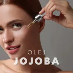 Kobieta aplikuje kroplę olejku jojoba na twarz. Delikatna pielęgnacja dla promiennej cery.