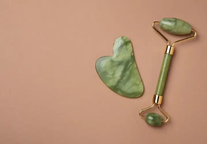Zielony kamień gua sha i roller do twarzy. Zastanawiasz się, jaki kamień gua sha wybrać?