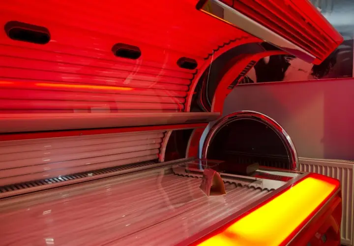 Nowoczesne solarium w czerwonym świetle. Czy solarium jest szkodliwe? Warto zastanowić się nad ryzykiem.