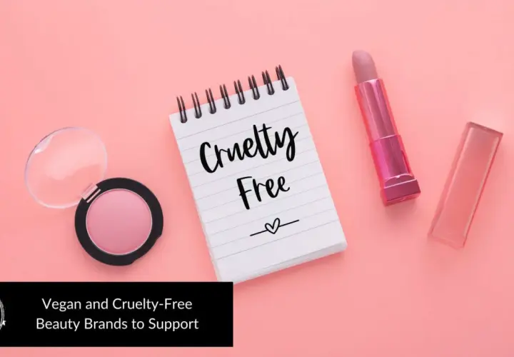 Różowy róż, błyszczyk i szminka na pastelowym tle. Notatnik z napisem "Cruelty Free" podkreśla, że to kosmetyki nietestowane na zwierzętach.