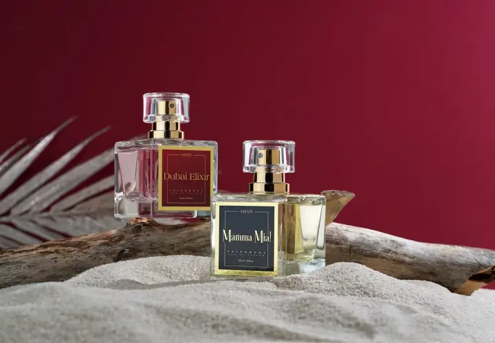 Dwa flakoniki perfum z feromonami na piasku. Czy perfumy z feromonami działają? Zobacz "Dubai Elixir" i "Mamma Mia!".