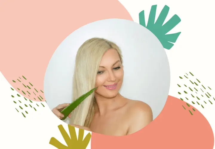 Blondynka z uśmiechem dotyka włosów liściem aloesu, który może być naturalnym żelem aloesowym na włosy.