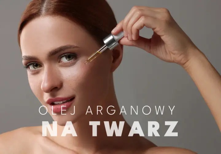 Kobieta aplikuje kroplę olejku arganowego do twarzy za pomocą pipety. Skóra promienieje blaskiem.