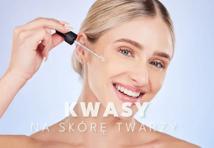 Uśmiechnięta kobieta aplikuje kroplę serum z pipetki na skórę twarzy. Kwasy na twarz dla pięknej cery.