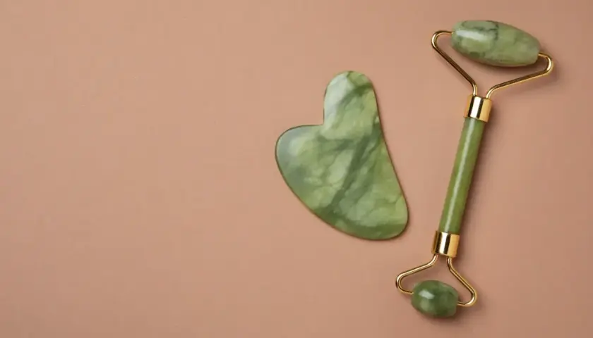 Zielony kamień gua sha i roller do twarzy. Zastanawiasz się, jaki kamień gua sha wybrać?