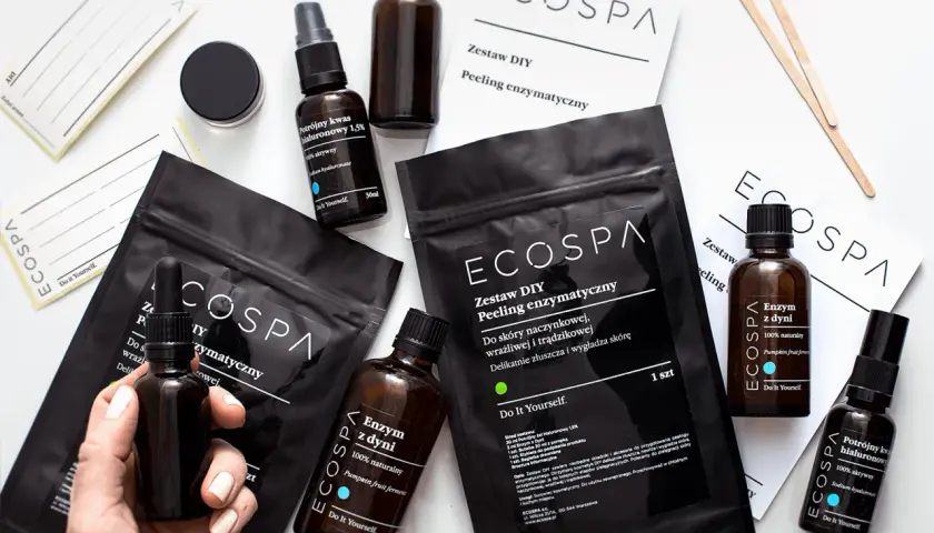Zestaw DIY z peelingiem enzymatycznym ECOSPA. Zawiera serum z kwasem hialuronowym i enzymem z dyni.