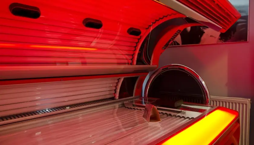 Nowoczesne solarium w czerwonym świetle. Czy solarium jest szkodliwe? Warto zastanowić się nad ryzykiem.