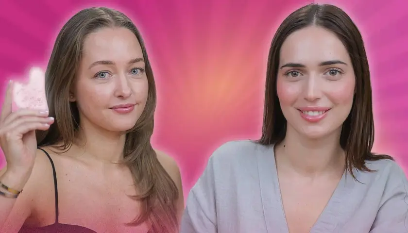Dwie kobiety, jedna prezentuje różowy kamień do gua sha masażu, druga uśmiecha się.