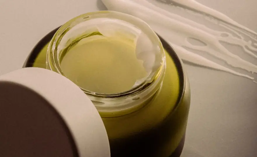 Retinol na rozstępy - Kiedy faktycznie pomaga, a kiedy nie zadziała?