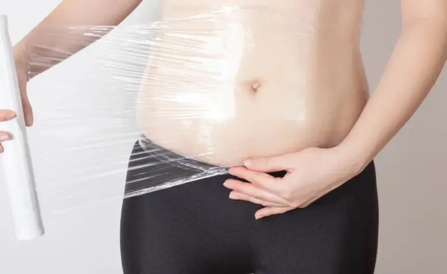 Body wrapping - Czy owijanie ciała folią naprawdę odchudza?