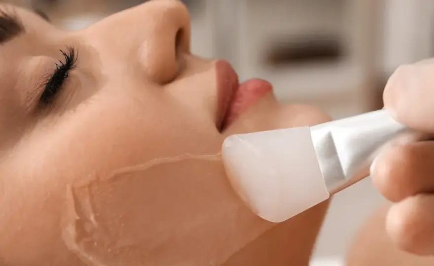 Martwy naskórek na twarzy - Dlaczego peeling to czasem za mało?