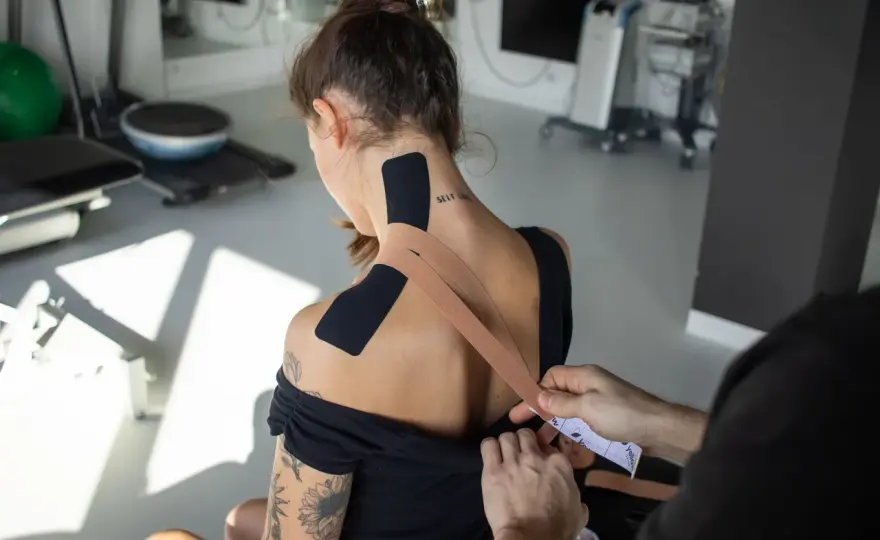 Kinesiotaping karku - Jak nakleić tejpy, by poczuć realną ulgę?