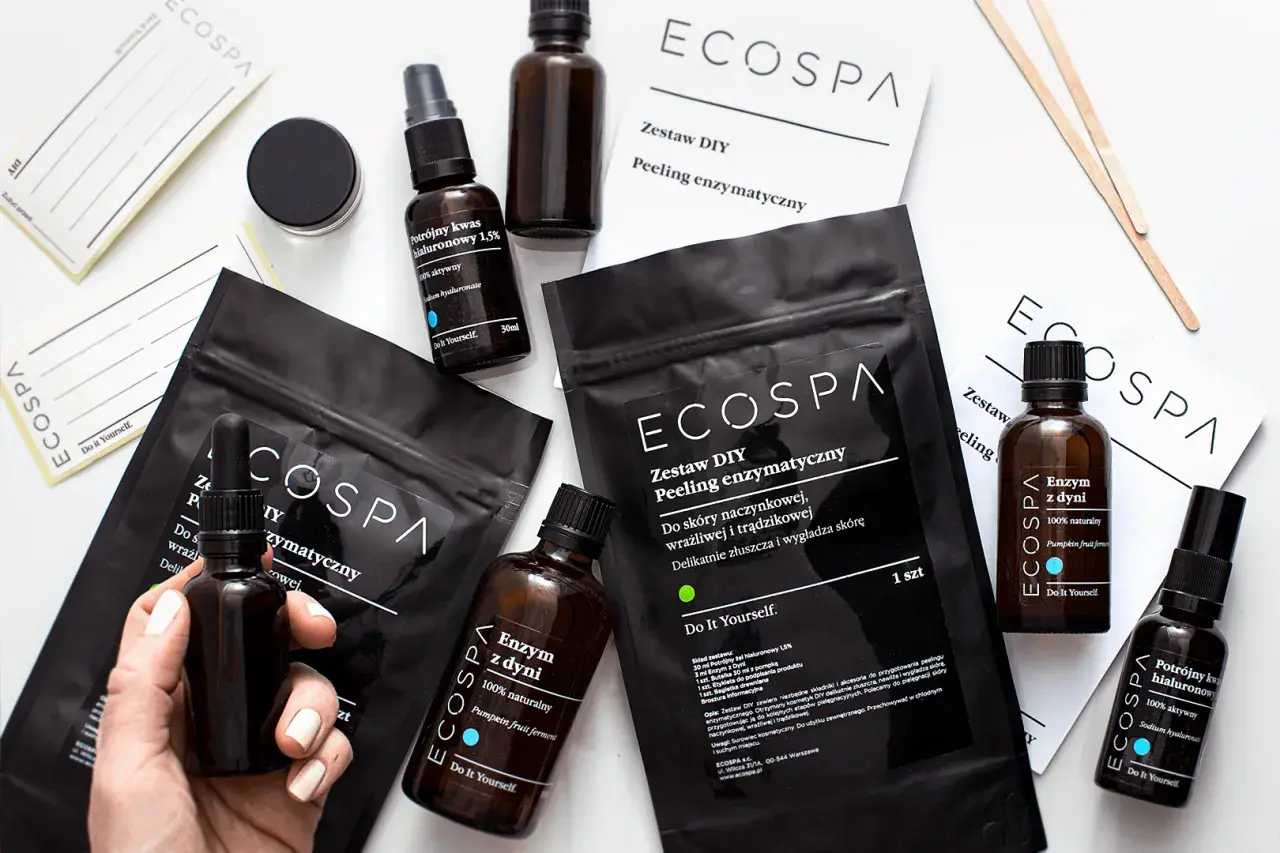 Zestaw DIY z peelingiem enzymatycznym ECOSPA. Zawiera serum z kwasem hialuronowym i enzymem z dyni.
