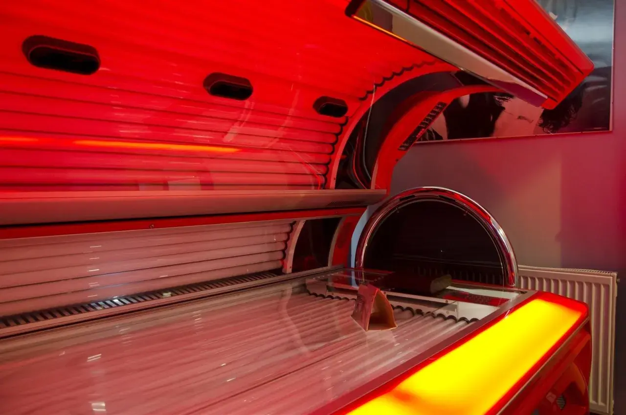 Nowoczesne solarium w czerwonym świetle. Czy solarium jest szkodliwe? Warto zastanowić się nad ryzykiem.