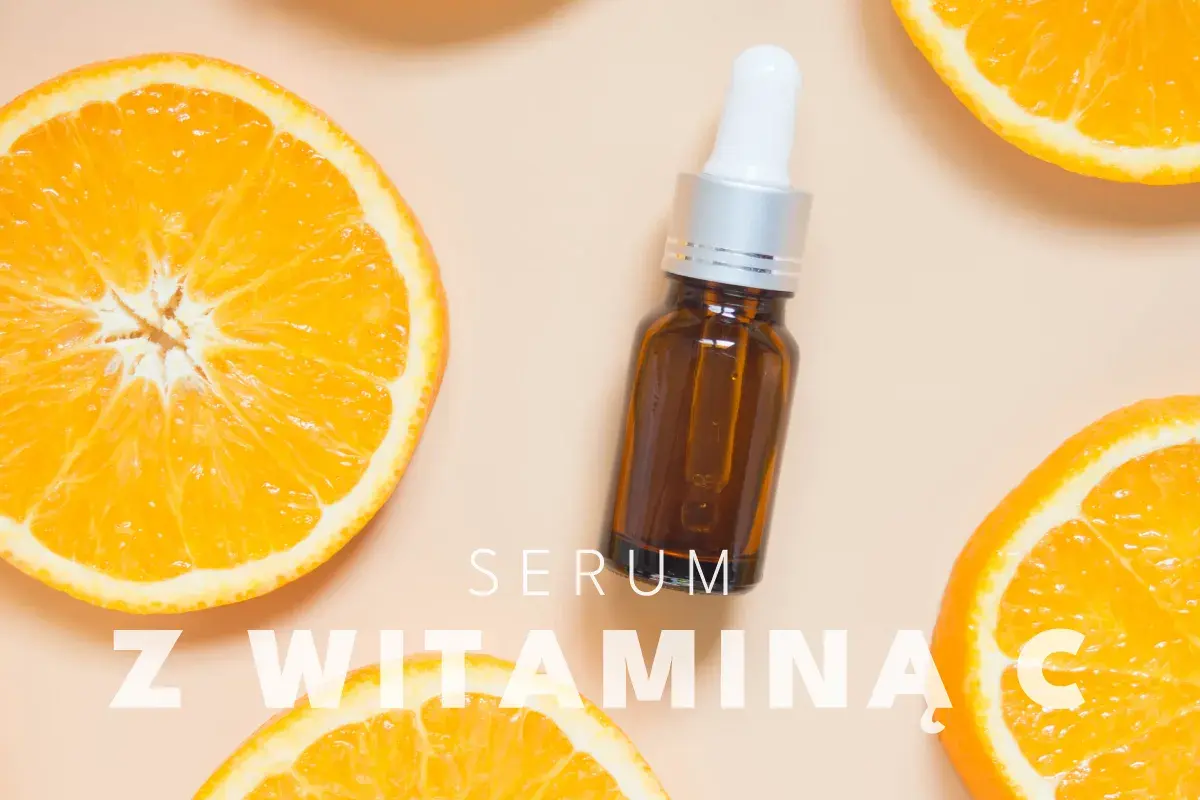 Serum z witaminą C, otoczone soczystymi pomarańczami, obiecuje rozświetloną cerę i widoczne efekty.