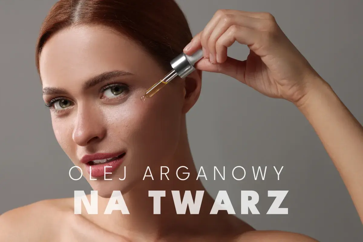 Kobieta aplikuje kroplę olejku arganowego do twarzy za pomocą pipety. Skóra promienieje blaskiem.