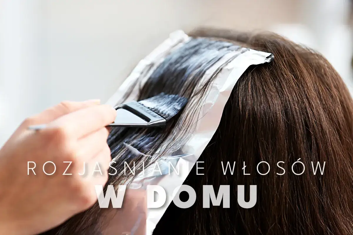 Jak rozjaśnić włosy w domu? Pędzel nakłada rozjaśniacz na pasma włosów owinięte folią.