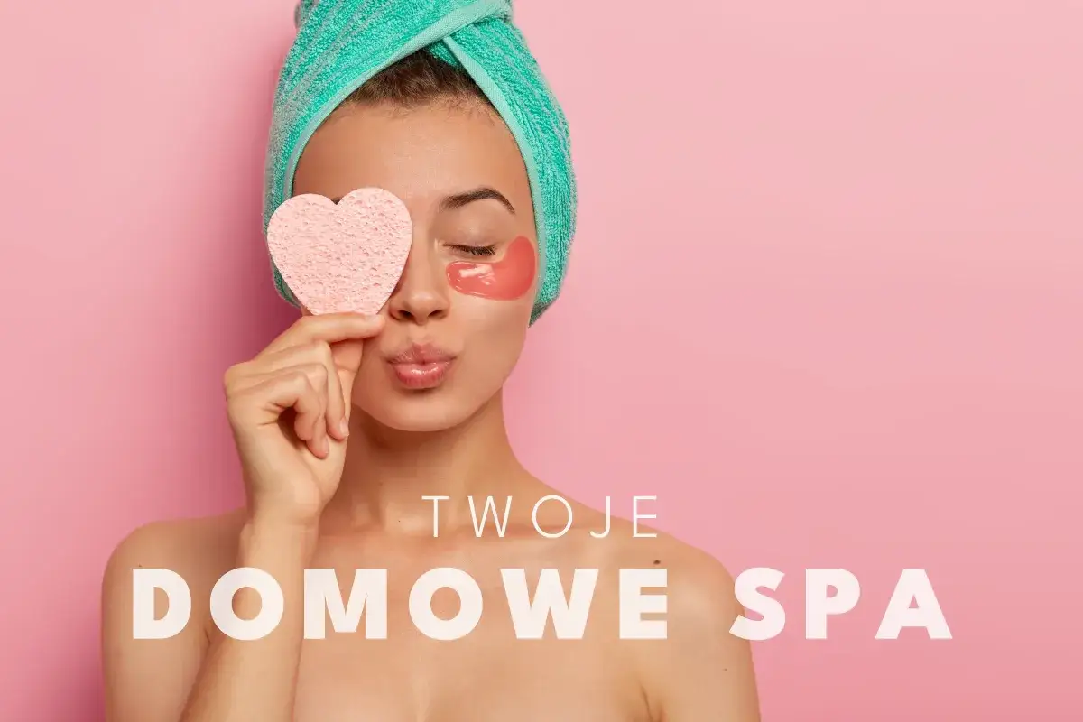 Kobieta z ręcznikiem na głowie i płatkami pod oczy, trzymająca serduszko. Cera bez ziemistego odcienia, gotowa na domowe SPA.