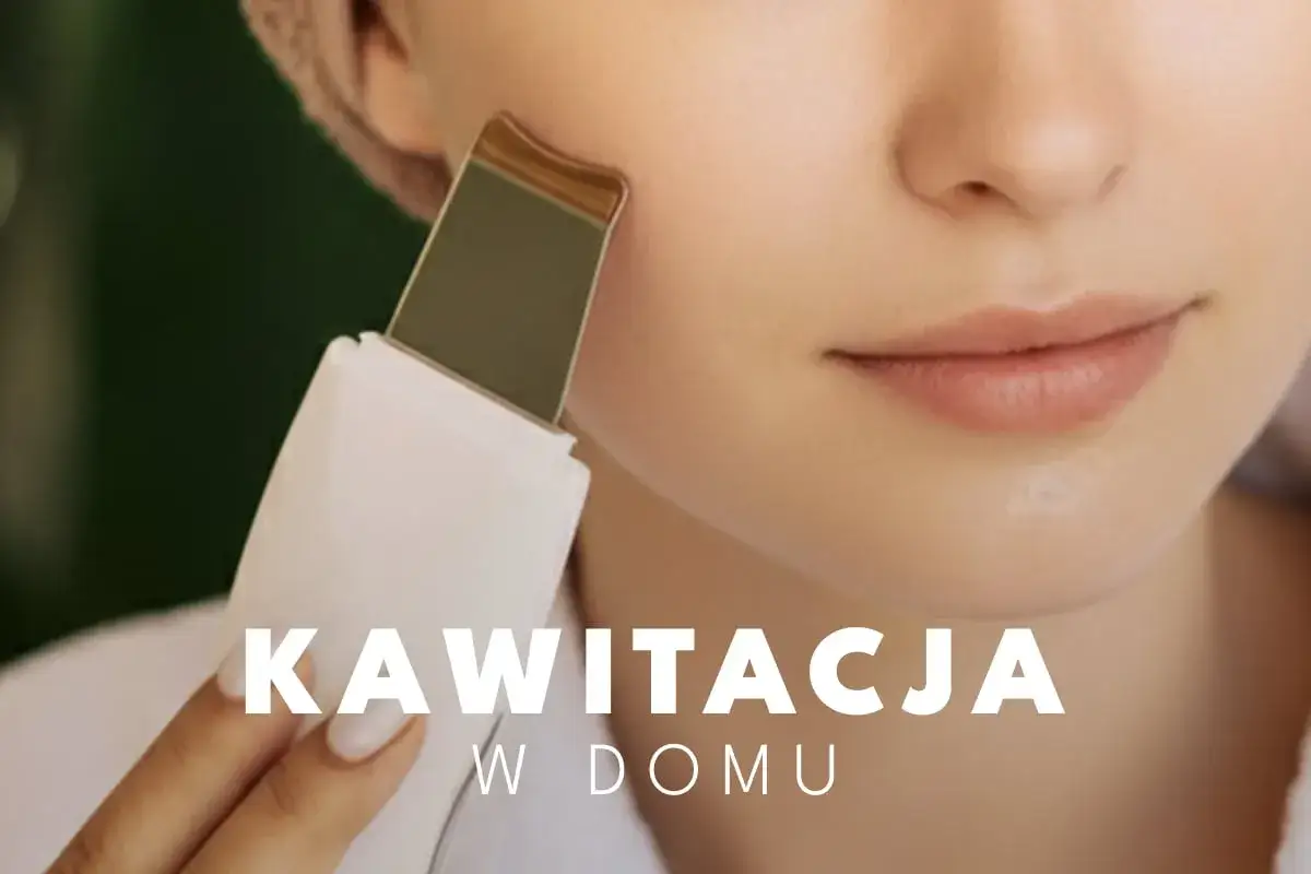 Kobieta wykonuje kawitację w domu za pomocą urządzenia. Skóra twarzy jest gładka i czysta.
