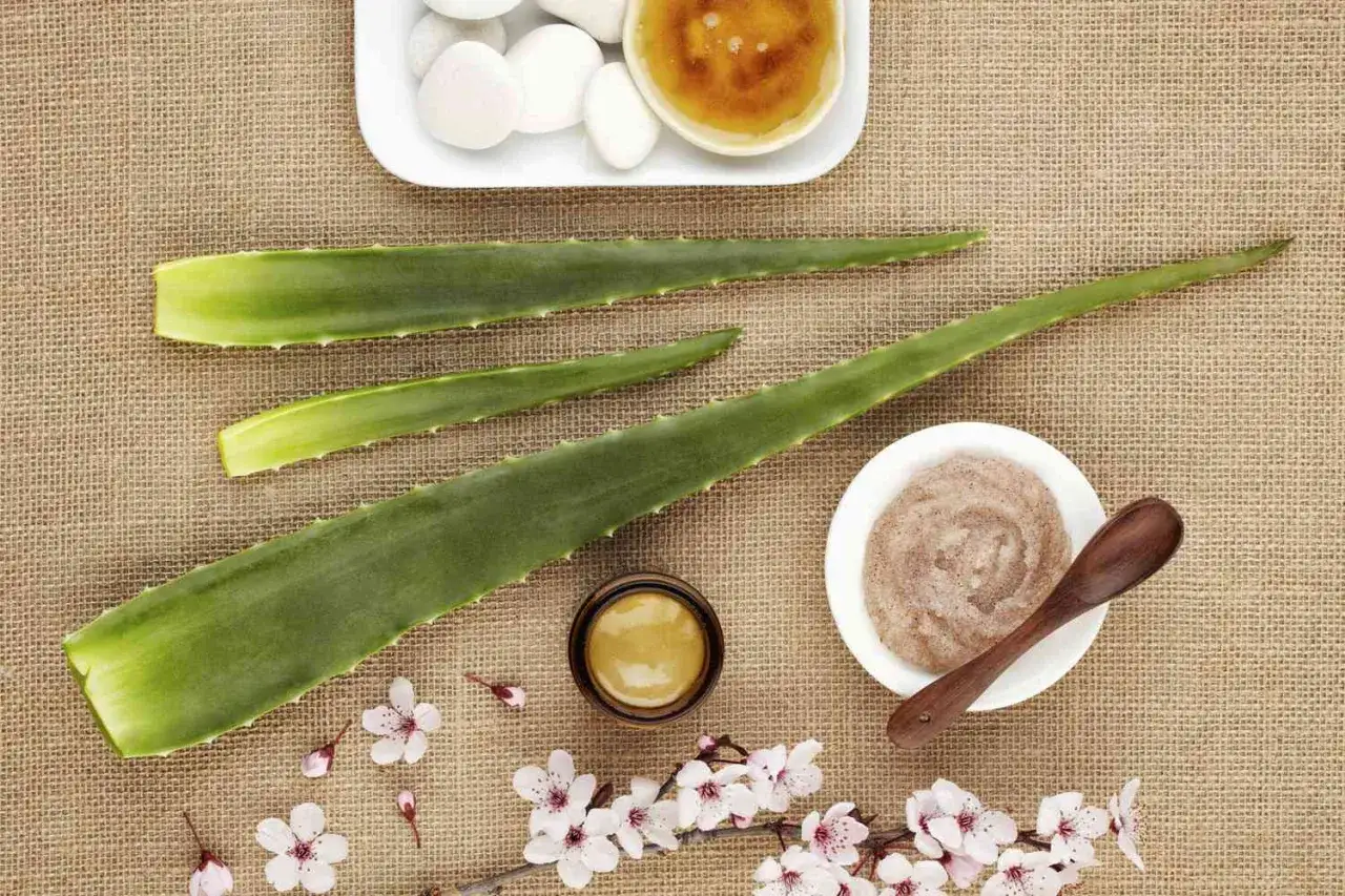 Naturalne składniki do walki z trądzikiem: aloes, miód i peeling. Delikatne kwiaty dodają uroku kompozycji.